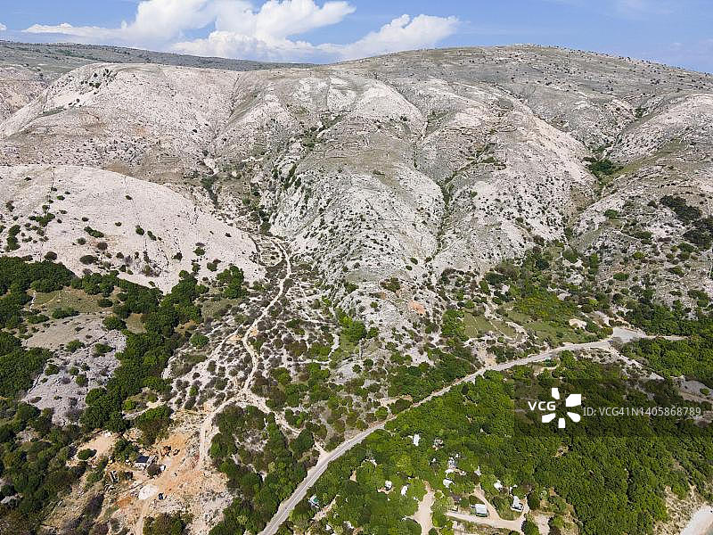 无人机拍摄：克罗地亚克尔克岛的喀斯特山脉图片素材