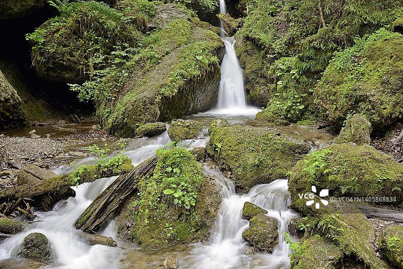 欣昂瀑布，峡谷中的瀑布台阶，欣昂，阿尔高阿尔卑斯山，阿尔高，巴伐利亚，德国图片素材