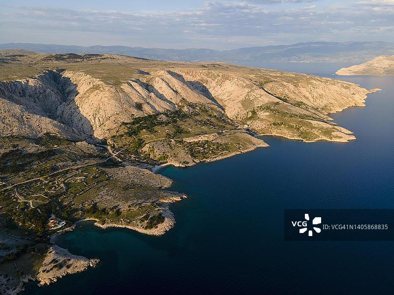 无人机拍摄，斯塔拉巴斯卡附近的景观，斯塔拉巴斯卡，喀斯特山脉，Krk岛，Kvarner海湾，Primorje-Gorski kotar，克罗地亚图片素材