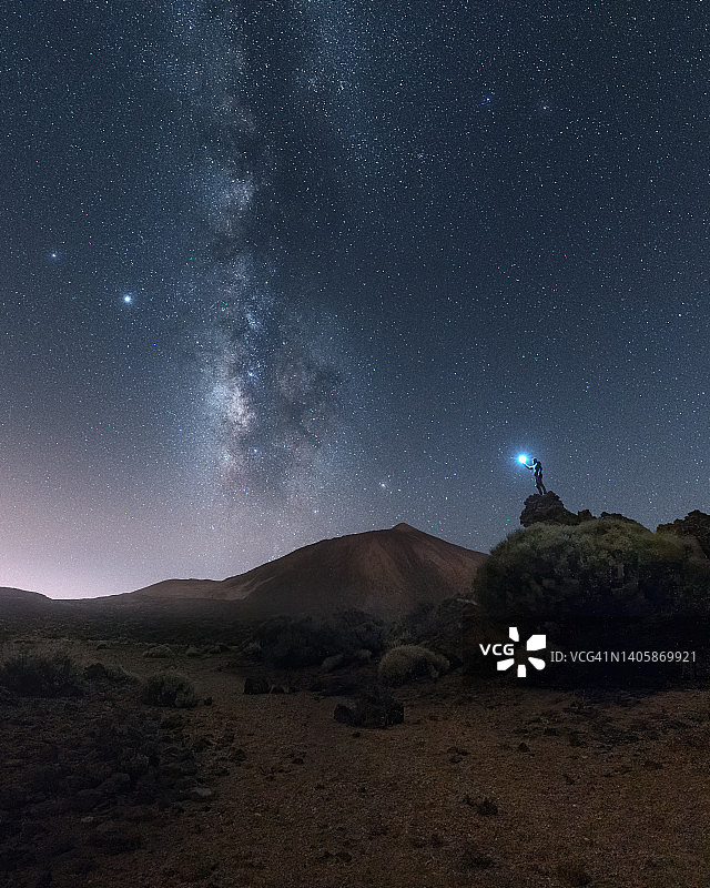 男人在特内里费泰德国家公园点亮星空图片素材