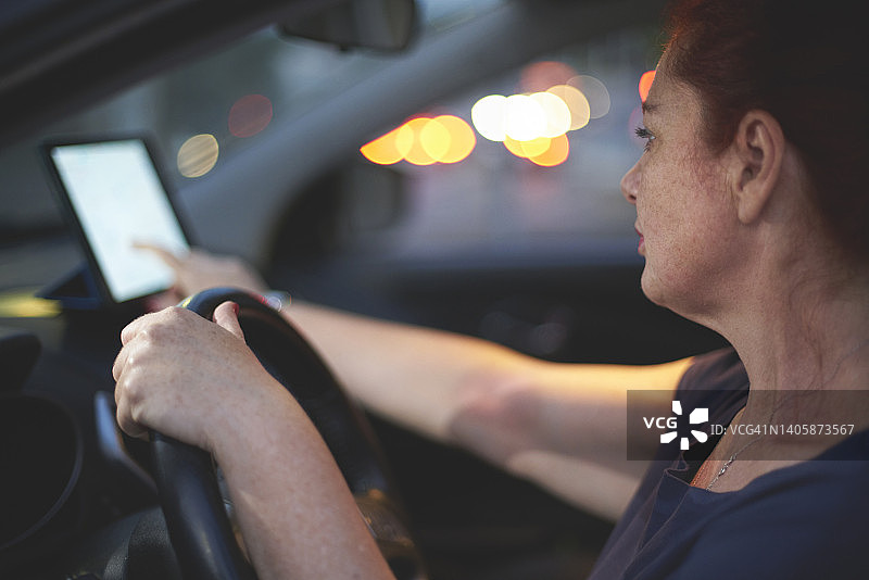 女人坐在车里使用导航系统图片素材