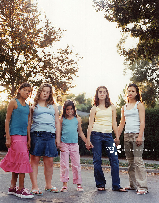 一群手牵手的年轻女孩图片素材