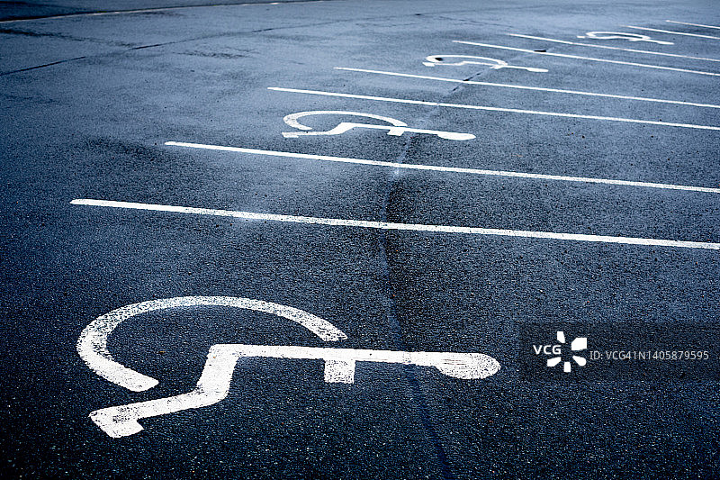 带残疾人停车位的停车场图片素材