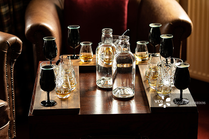 私密环境中的威士忌/波本品鉴图片素材
