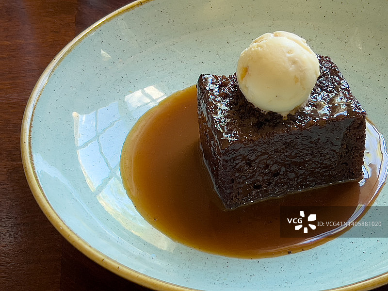 冰淇淋装饰的太妃糖布丁分层蛋糕甜点图片素材