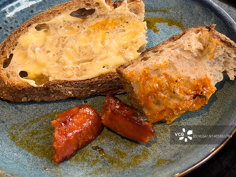 香肠蛋黄酱开放式三明治图片素材