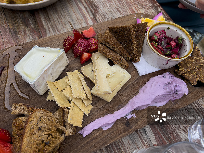 混合熟食开胃菜木制砧板图片素材