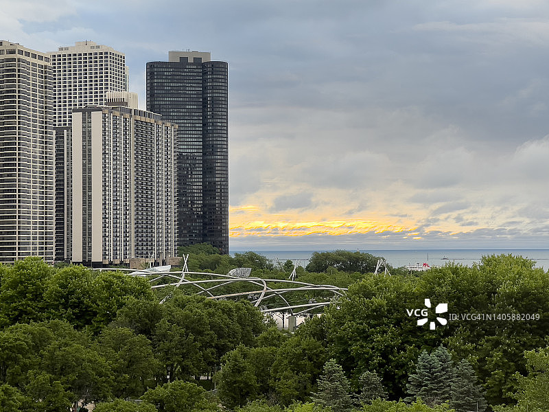 芝加哥千禧公园的普利兹克馆，背景是高层办公和住宅楼图片素材