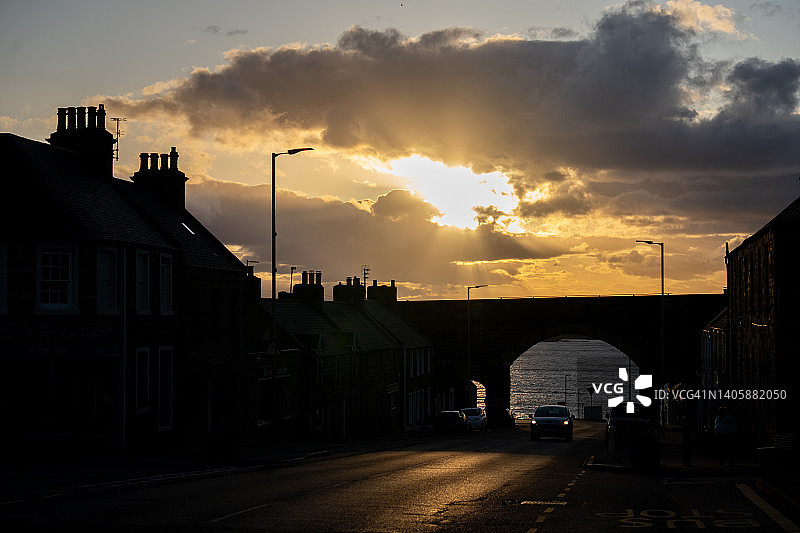 卡伦湾高架桥下云雾缭绕的光线中的汽车图片素材