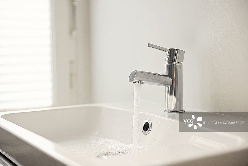 水从水龙头流出图片素材