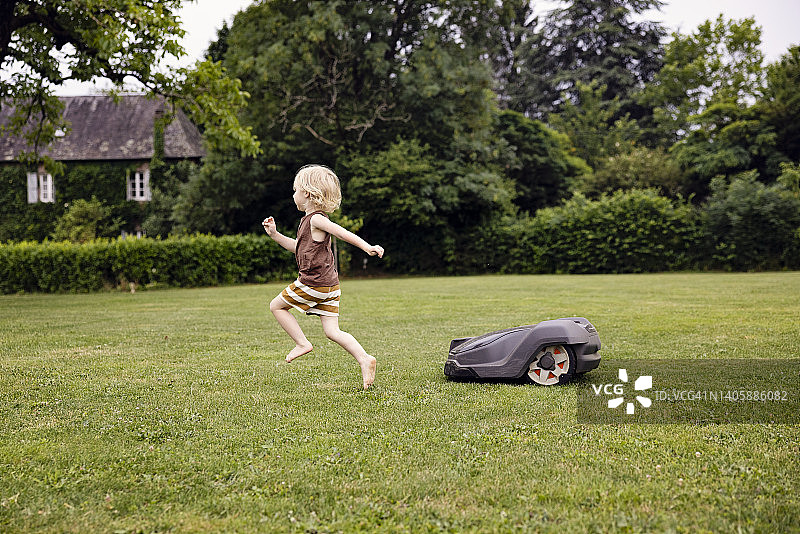 夏季花园中的机器人割草机图片素材