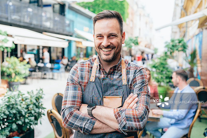 快乐的咖啡店主图片素材