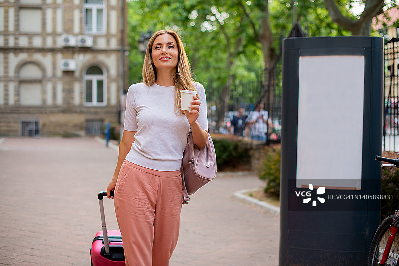 探索城市的中年妇女图片素材