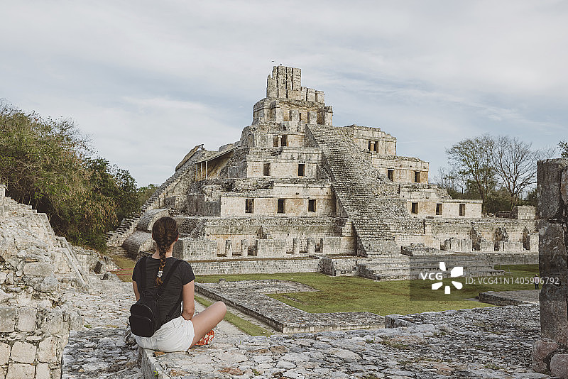 女游客观赏埃兹纳遗址风光图片素材