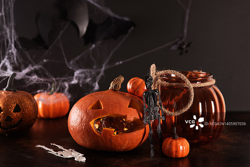 带有燃烧蜡烛的万圣节南瓜头南瓜灯图片素材