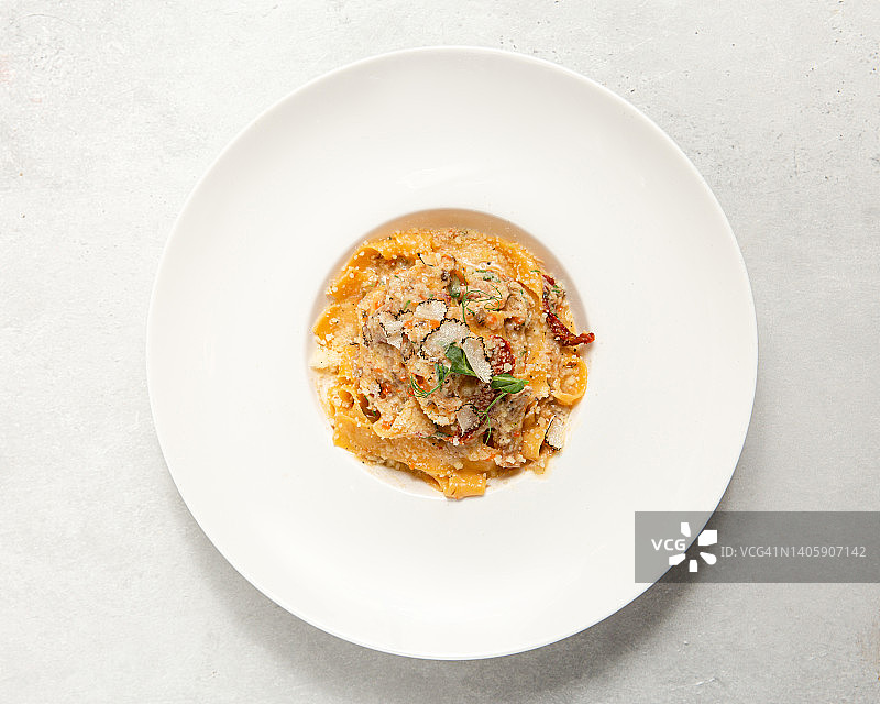 松露和帕尔马干酪奶油意大利宽面图片素材