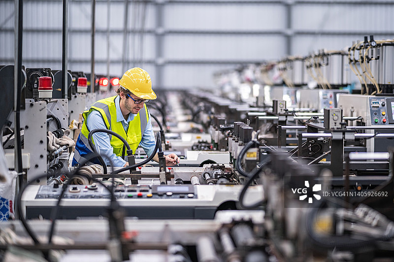 工程师在重工业制造厂工作图片素材