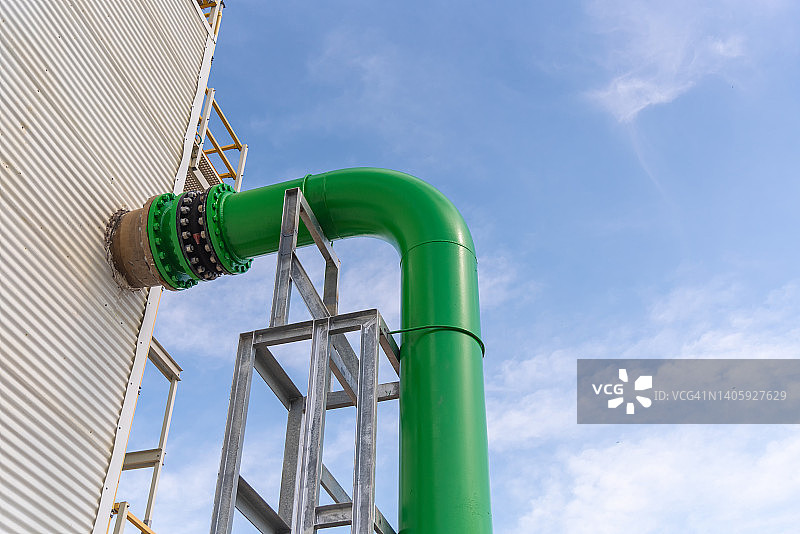 工厂冷却塔的输水管道图片素材