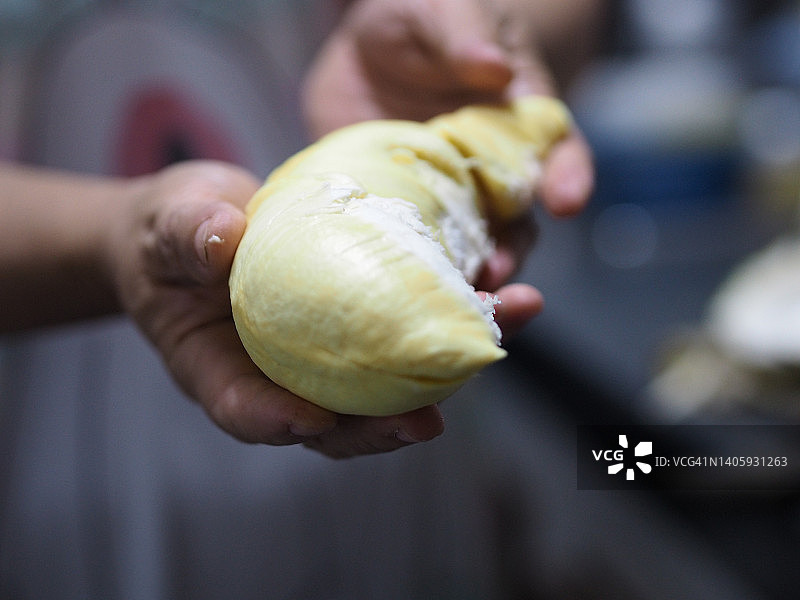 带有锋利外皮和香甜黄色果肉的榴莲图片素材