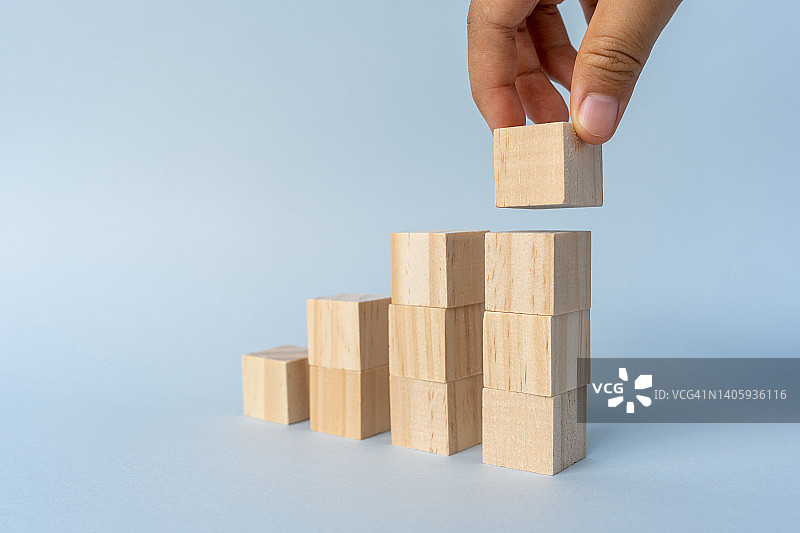 手摆放木块图片素材