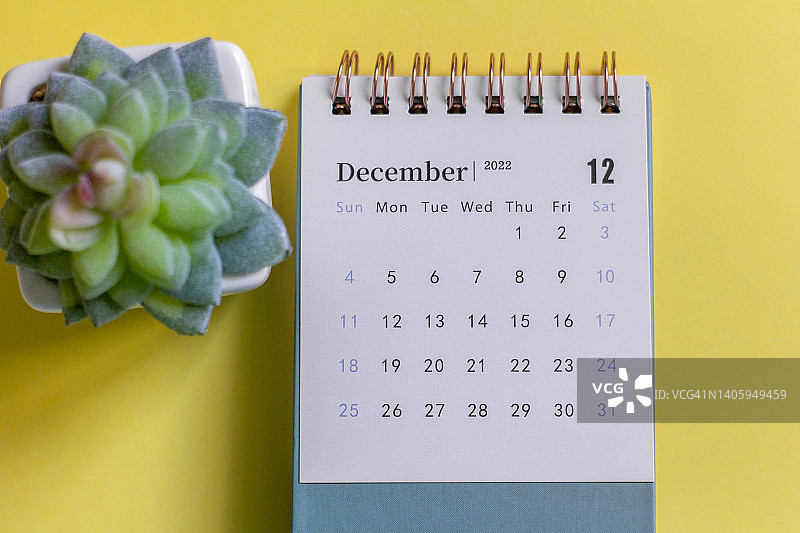 黄色背景上的2022年12月台历图片素材