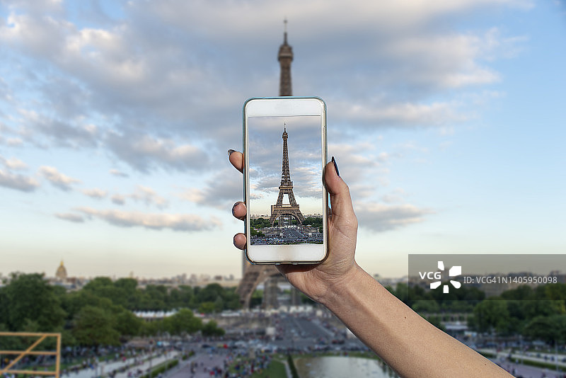 女人拍摄埃菲尔铁塔图片素材