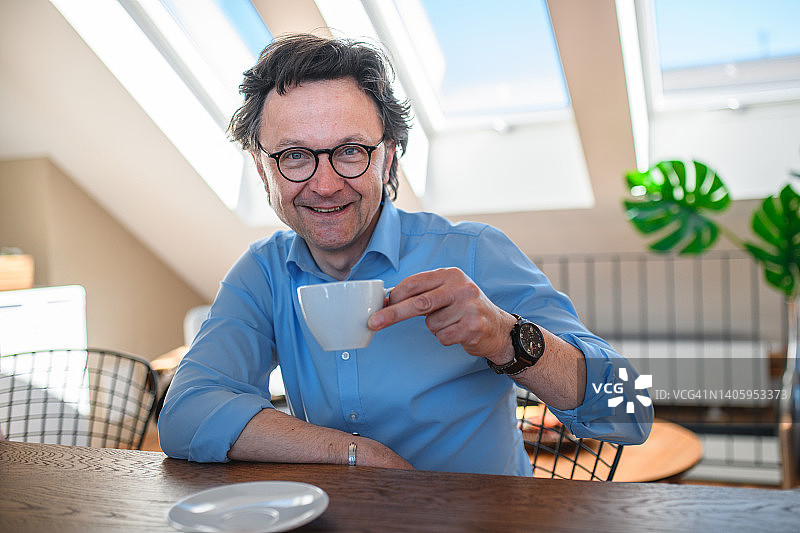 手持咖啡杯的中年男人肖像图片素材
