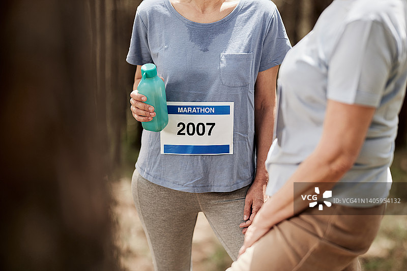 马拉松比赛中的饮水休息图片素材