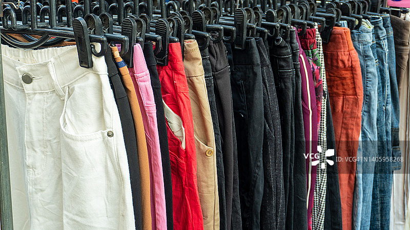 在时装精品店里挂晾衣绳和衣架图片素材