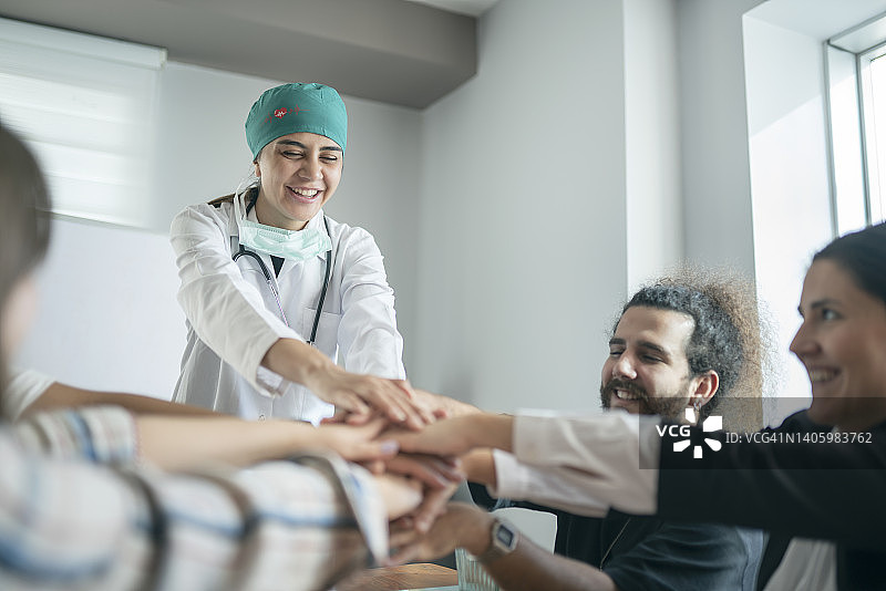 医生与商务人士在会议中携手合作图片素材