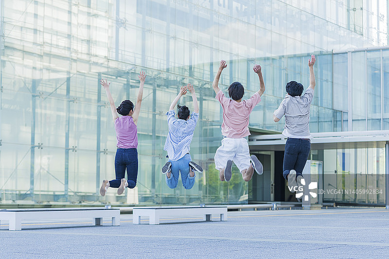 站在绿地上的大学生画像图片素材