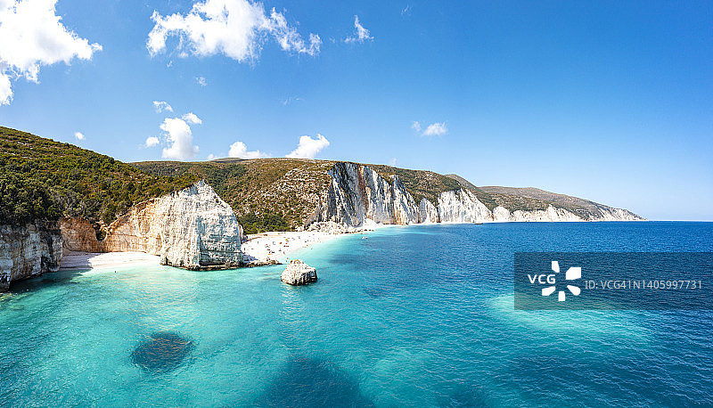 凯法利尼亚岛水晶海边的田园海滩和悬崖图片素材