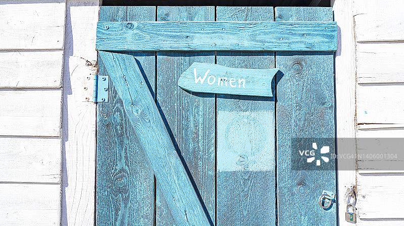 希腊蓝色木制卫生间门上的女性标志图片素材