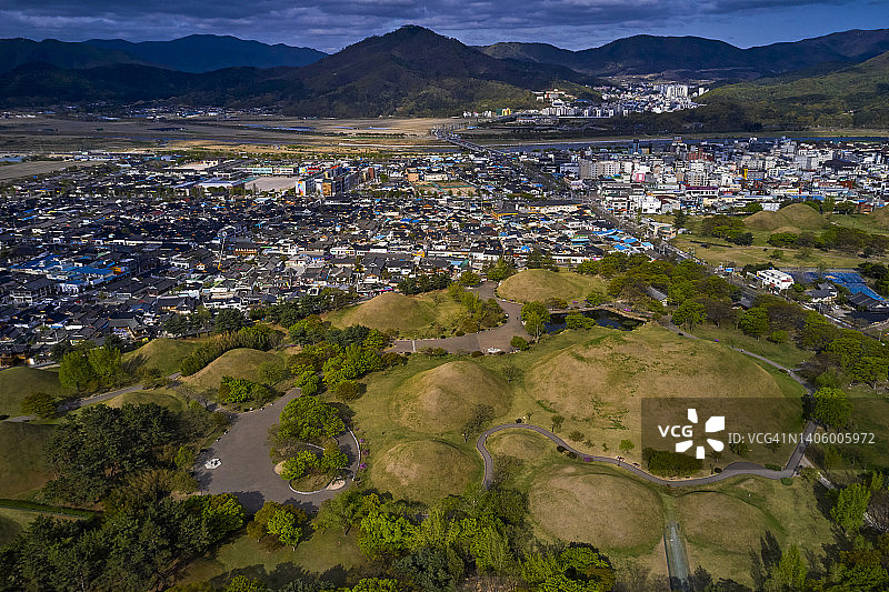 韩国庆州坟墓公园区域图片素材