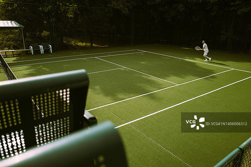 在亚洲打网球图片素材