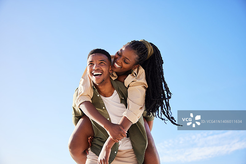 笑容满面的年轻夫妇在夏日户外玩耍图片素材