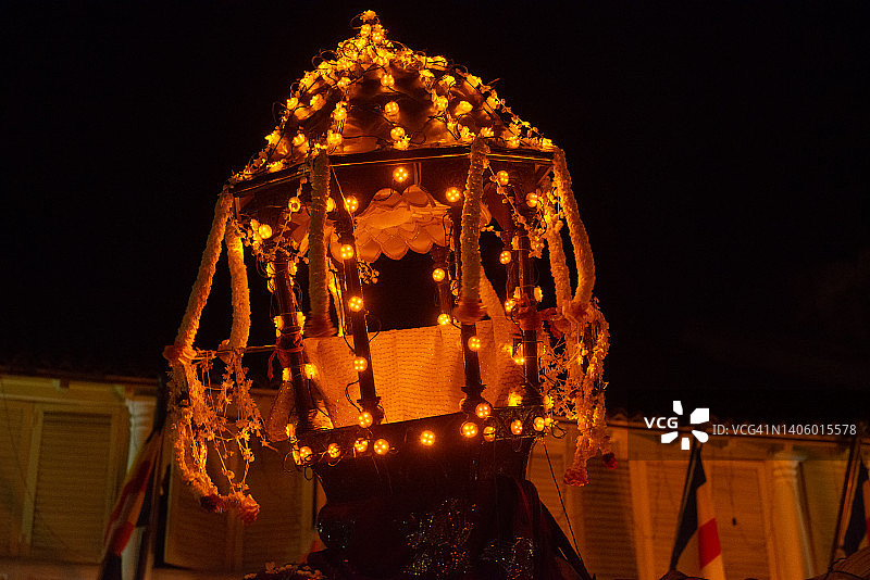 斯里兰卡康提佛牙节游行中的神圣圣物盒和仪式象图片素材