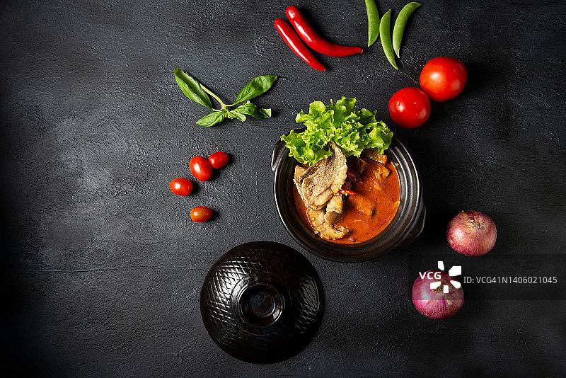 餐桌上的咖喱鱼锅图片素材