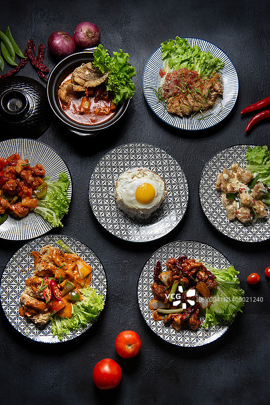 餐桌上的亚洲融合美食图片素材