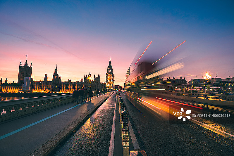 英国伦敦日落时分的大本钟和威斯敏斯特桥图片素材