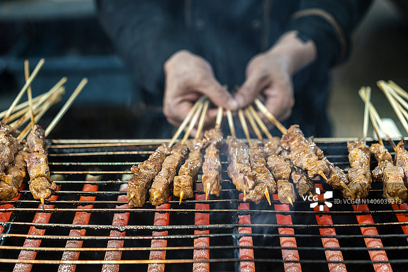 烤肉架上的羊肉串特写图片素材