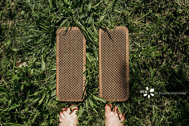 萨杜板附近的脚，俯视图片素材