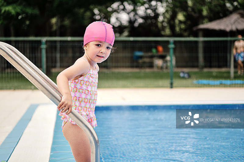 女孩不敢下水游泳图片素材