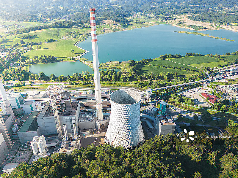 大型燃煤电站，冷却塔向环境排放气体图片素材