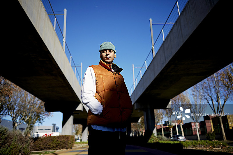 巴塞罗那年轻男子的冬季肖像图片素材