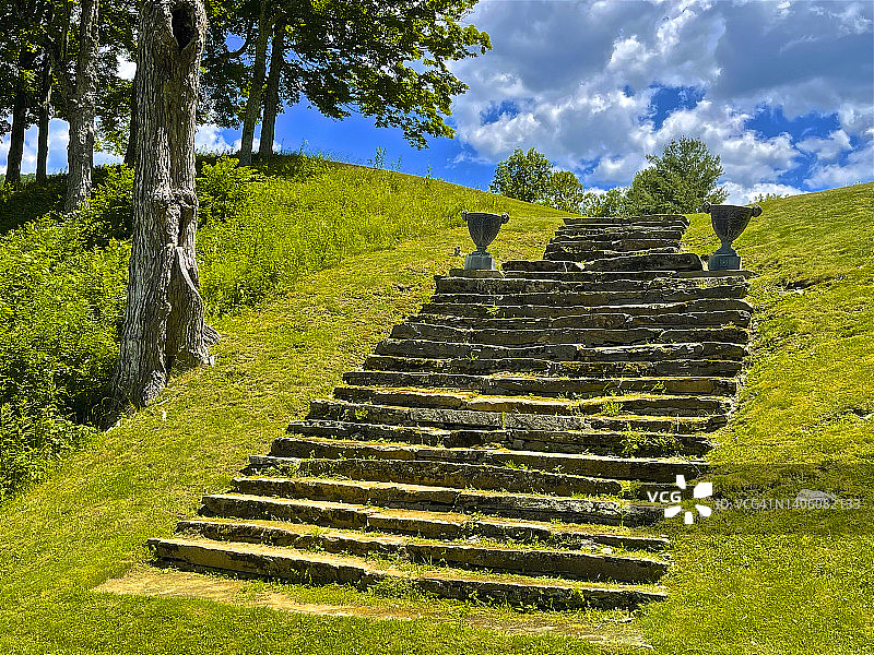 伯克希尔草坪中的石阶与瓮图片素材