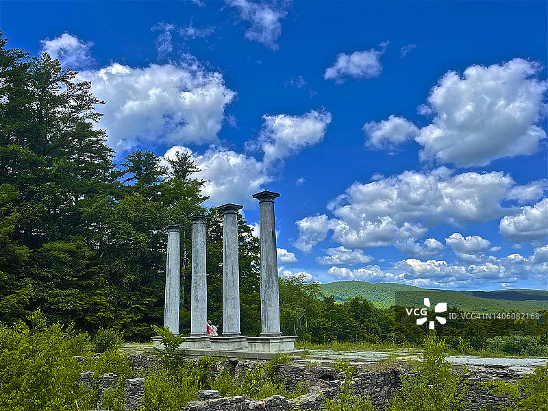 在伯克希尔高大柱子下交谈的人们图片素材