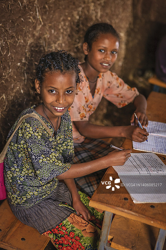 非洲小女孩学习阿姆哈拉语图片素材
