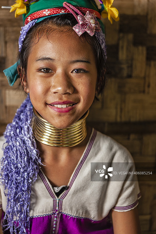 长颈喀伦部落的小女孩肖像图片素材