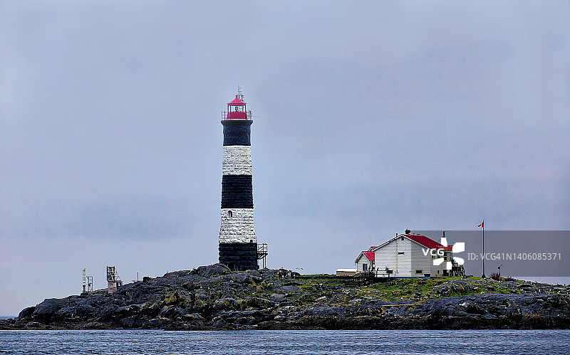 胡安·德·富卡海峡的竞速岩灯塔图片素材